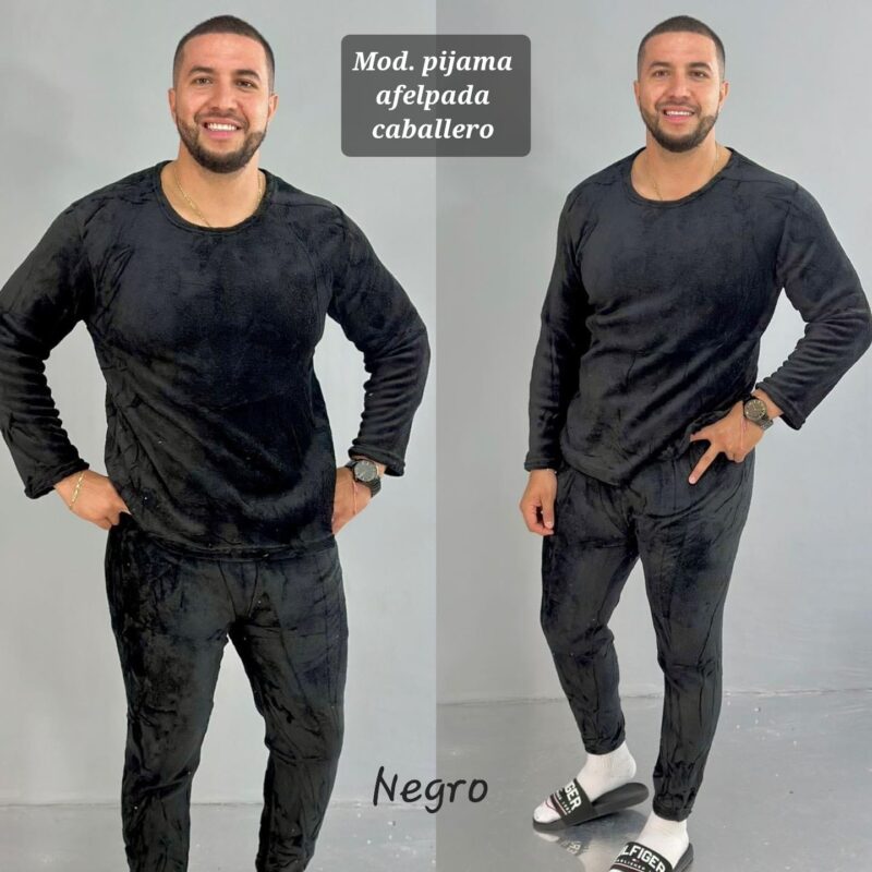 PIJAMA AFELPADA DE CABALLERO NEGRO.